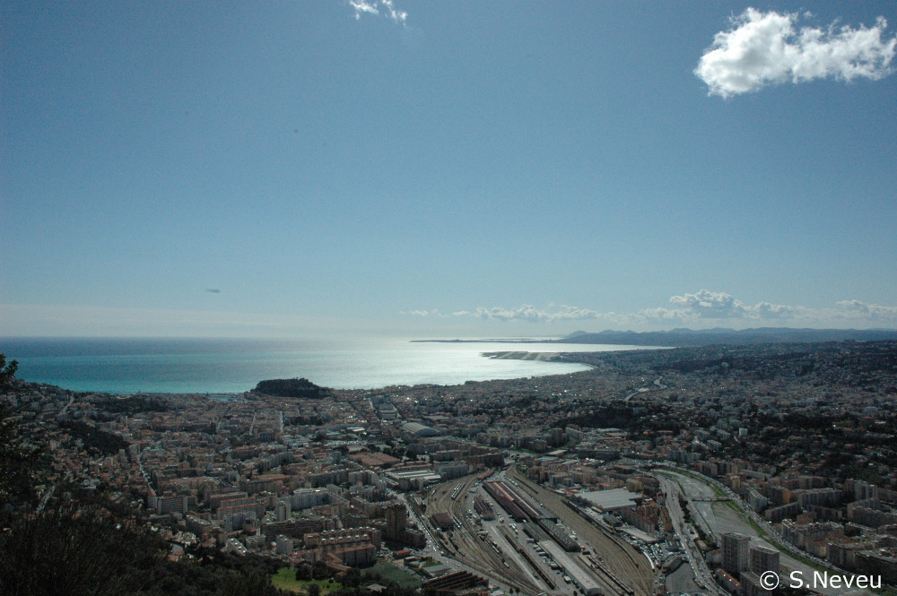 La ville de Nice et la Baie des Anges vues depuis le Mont Gros à 375 mètres d’altitude. © S. Neveu La ville de Nice et la Baie des Anges vues depuis le Mont Gros à 375 mètres d’altitude. © S. Neveu