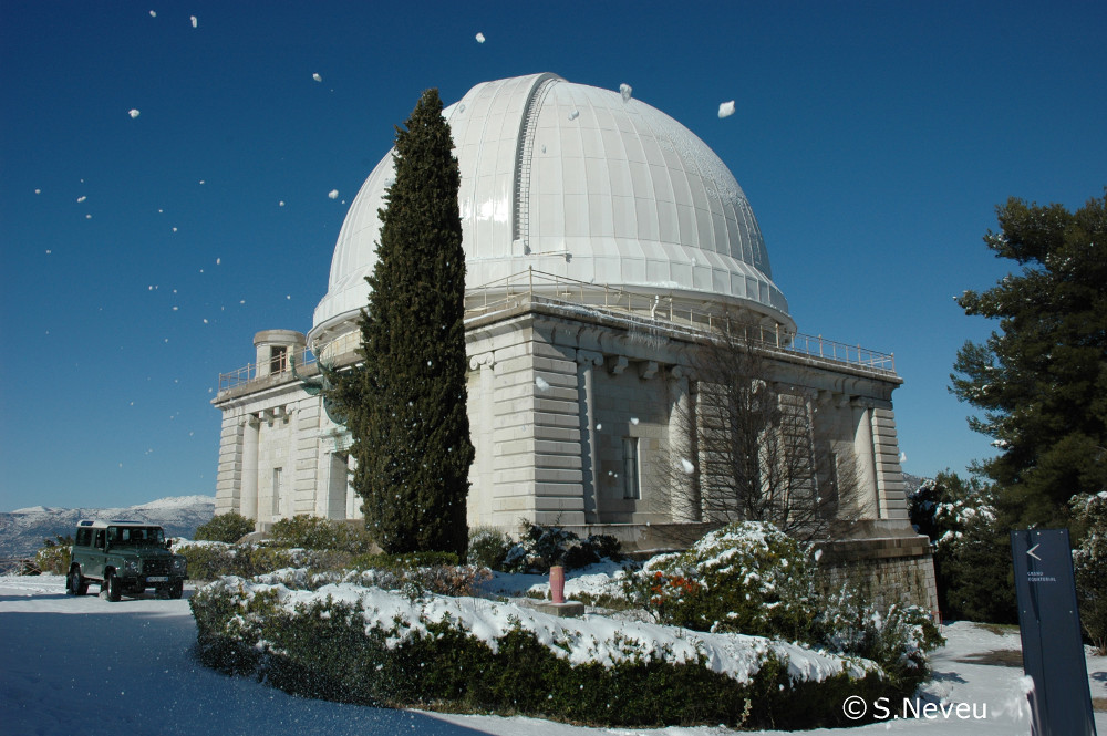 La coupole de l'Observatoire du Mont Gros sous la neige © S. Neveu La coupole de l'Observatoire du Mont Gros sous la neige © S. Neveu