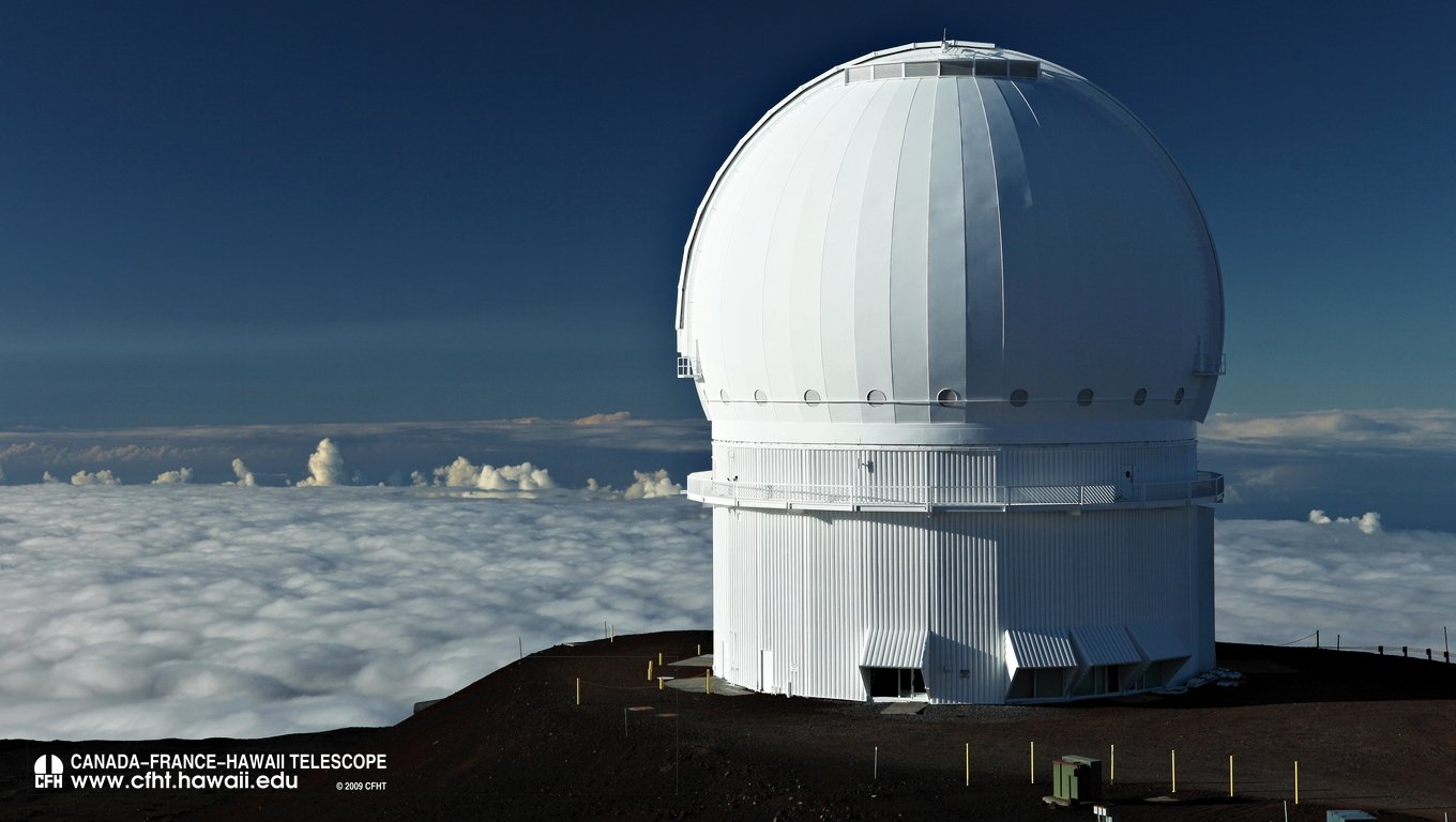 Le télescope Canada – France – Hawaii (CFHT) est localisé sur le sommet hawaien du Mauna Kea à<br /> 4200 mètres d'altitude aux côtés de nombreeux autres télescopes. Il est notamment utilisé pour observer l'Univers lointain. © J.-C. Cuillandre (CFHT) - CFHT
http://www.cfht.hawaii.edu/fr/