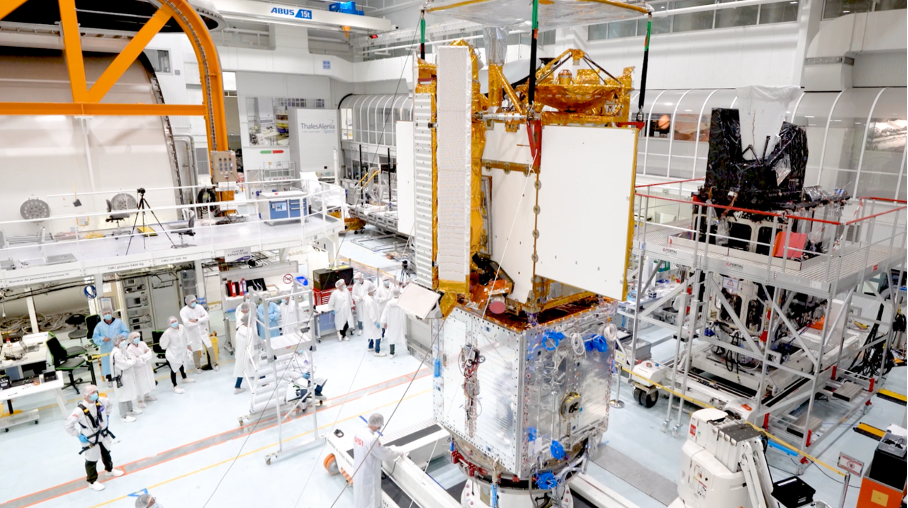 Intégration des différentes parties du satellite SWOT dans une salle blanche de Thalès Alenia Space à Cannes
